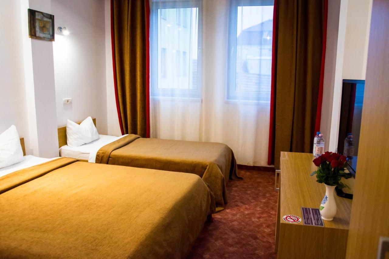 Hotel Riga Arad Bagian luar foto