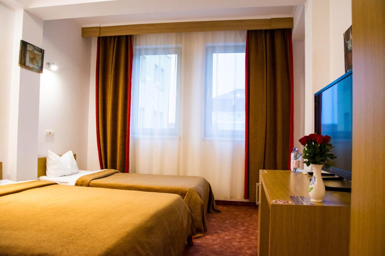 Hotel Riga Arad Bagian luar foto