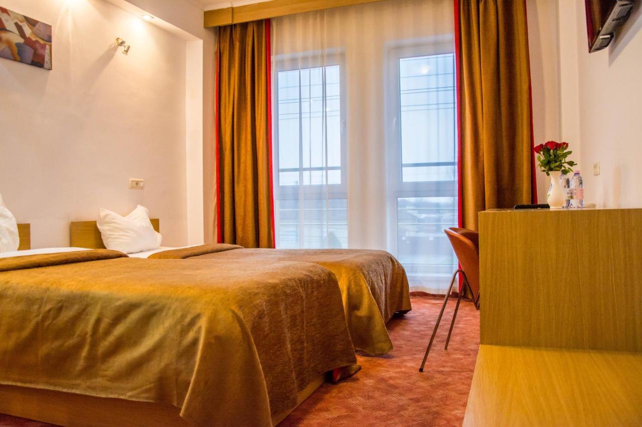 Hotel Riga Arad Bagian luar foto