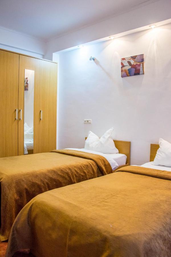 Hotel Riga Arad Bagian luar foto