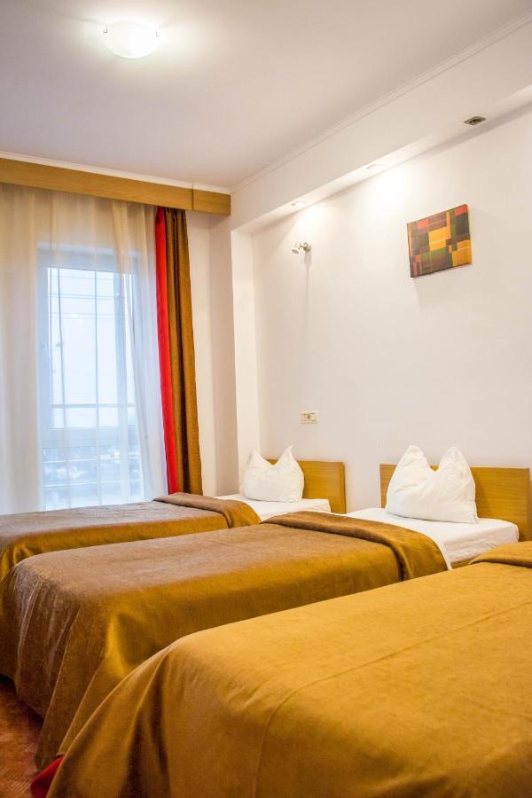Hotel Riga Arad Bagian luar foto