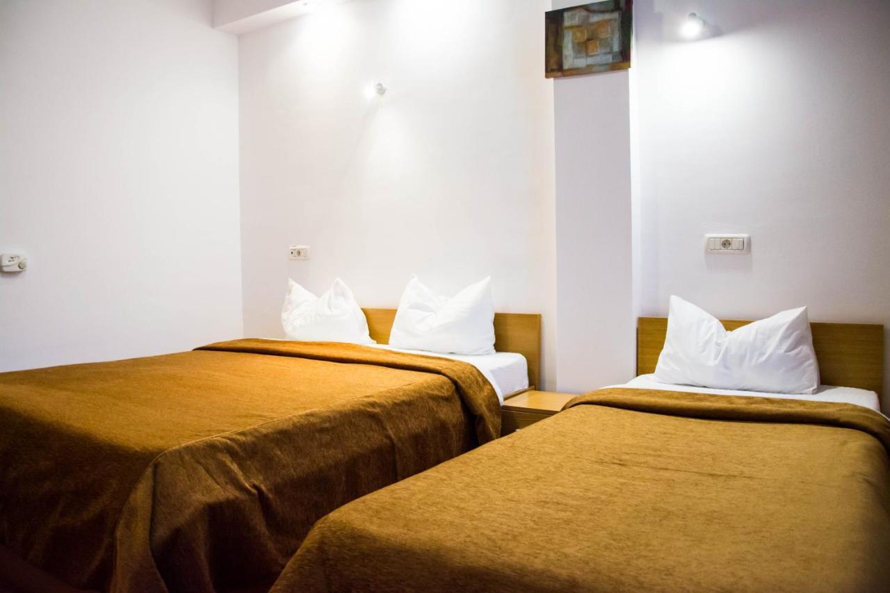 Hotel Riga Arad Bagian luar foto