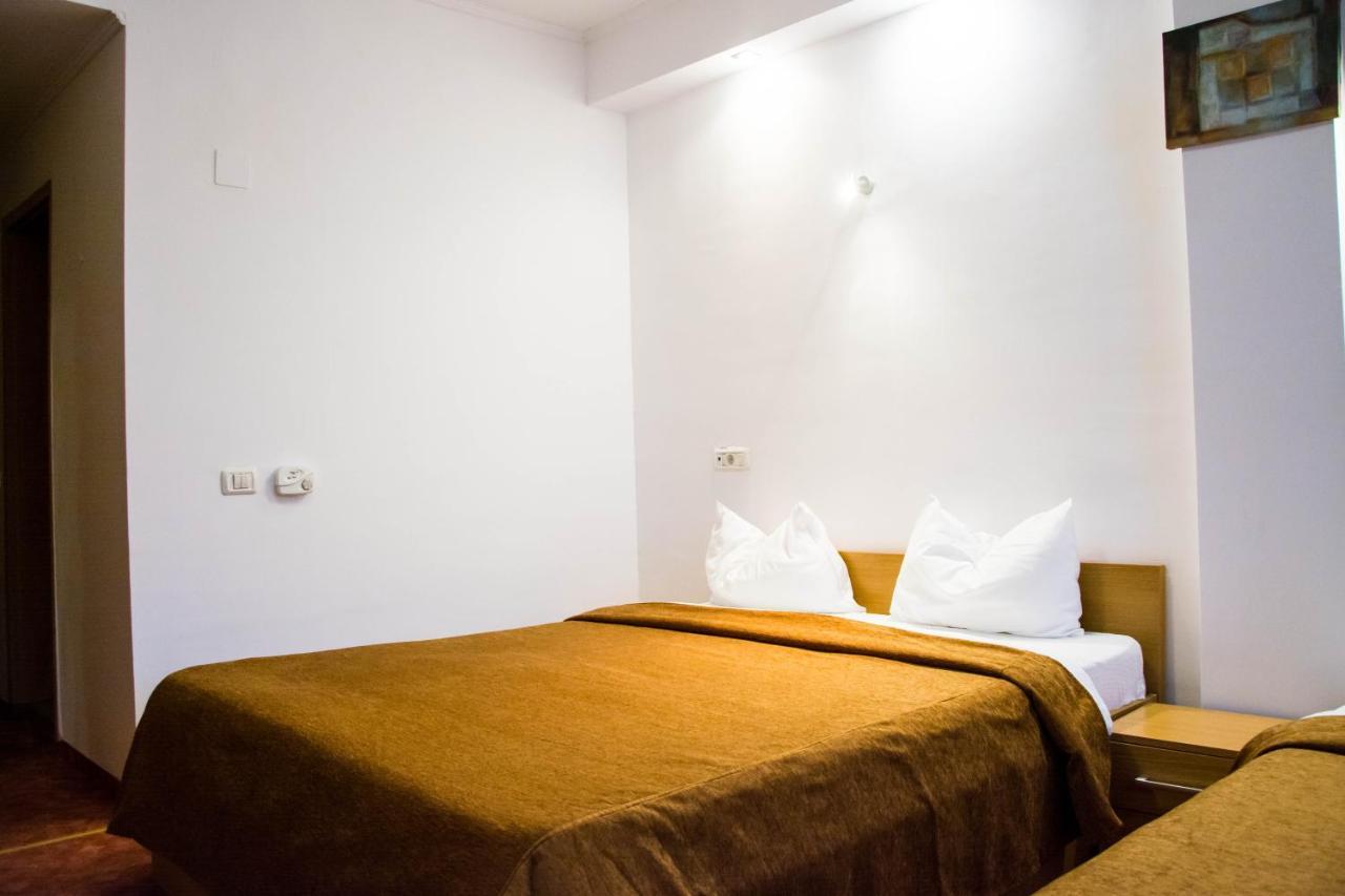 Hotel Riga Arad Bagian luar foto