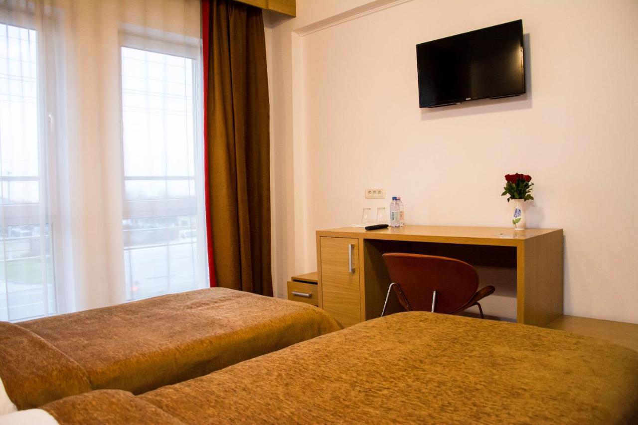 Hotel Riga Arad Bagian luar foto