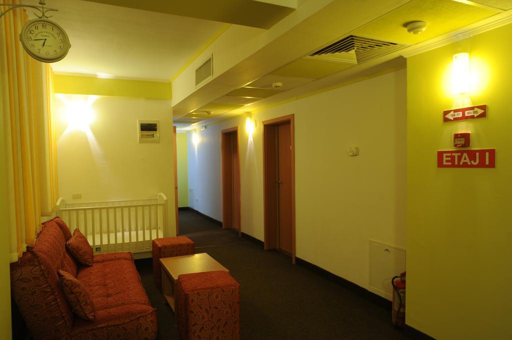 Hotel Riga Arad Bagian luar foto